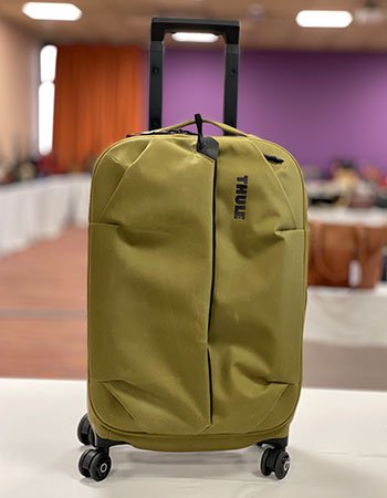 Bagage cabine THULE collection AION, composé à 100% de matières recyclées. Un sac de compression amovible maintient les vêtements bien en place et peut être utilisé séparément ou pour y ranger les vêtements sales.
