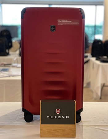 Ce bagage rigide VICTORINOX compte deux compartiments de rangement, des poches en filet et une sangle de retenue. Le matériau de ses coques est composé de SORPLASTM, un polycarbonate haute performance recyclé.