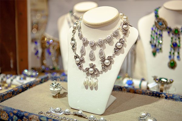 Double collier baroque limite rococo Art-Wear-Dimitriadis en métal argenté avec strass et perles