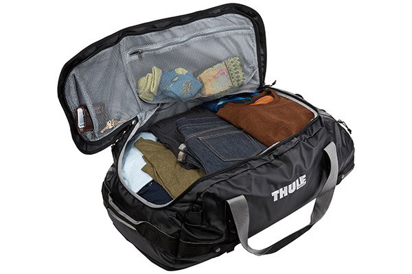 Le sac de voyage THULE ouvert qui se porte aussi en sac à dos.