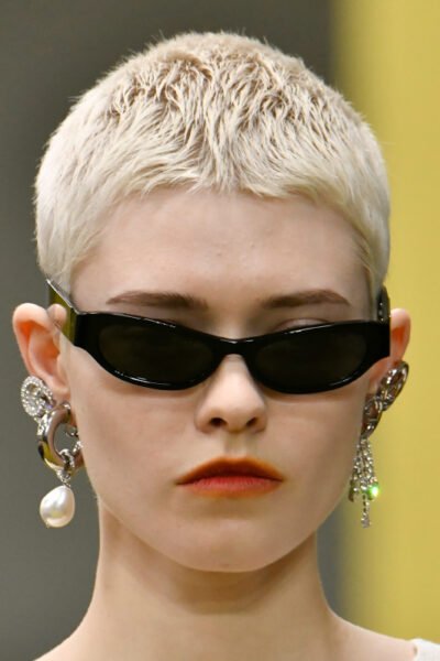 Gucci AH 2023/2024. Boucles d'oreilles métal argenté et perle blanche