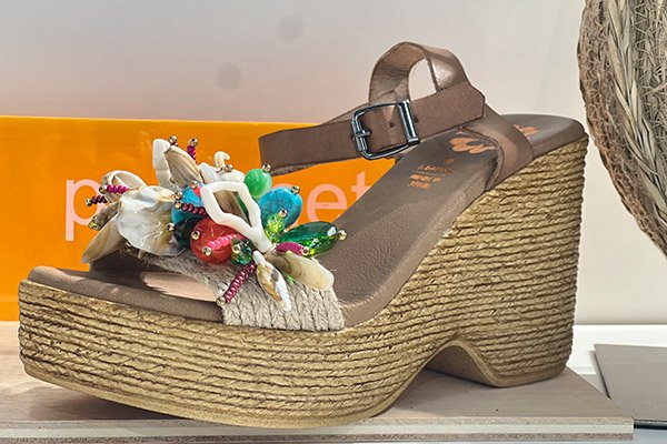 Sandale compensée en corde - Bride garnie de pierres et coquillages PORRONET Collection printemps été 2024